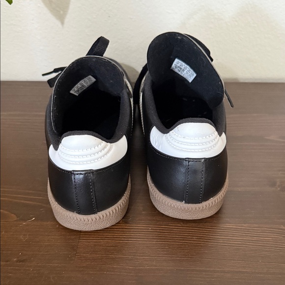 Adidas Black and White Classic Sneakers - Picture 4 of 7